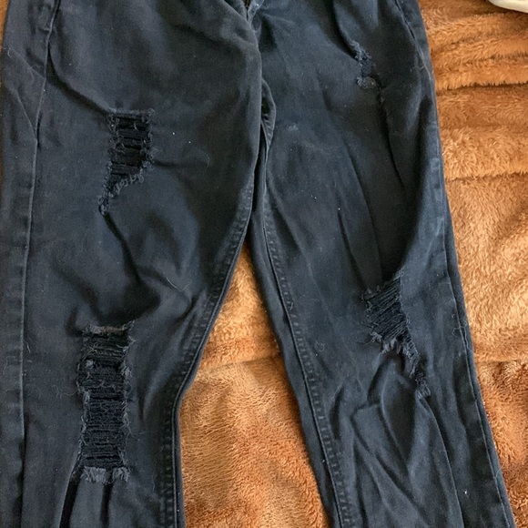 skinny jeans, nice fit but has 4 rips in it - Picture 3 of 4